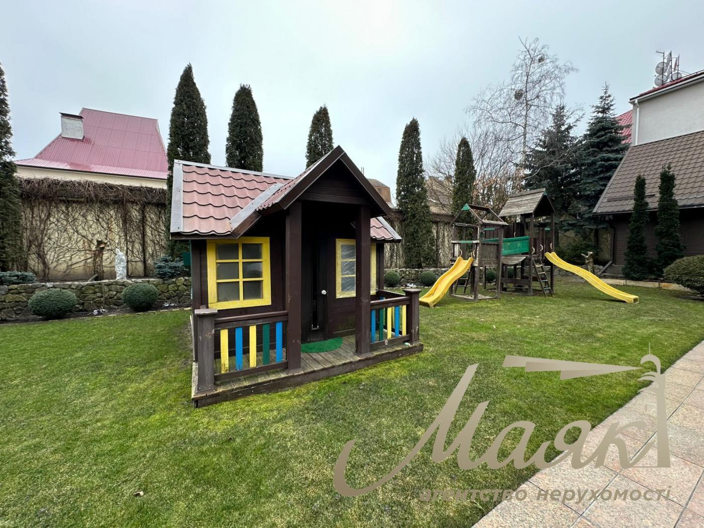 We offer for sale a luxurious house in Petropavlovska Borschagovka, Kiev, just 3 minutes from the city.