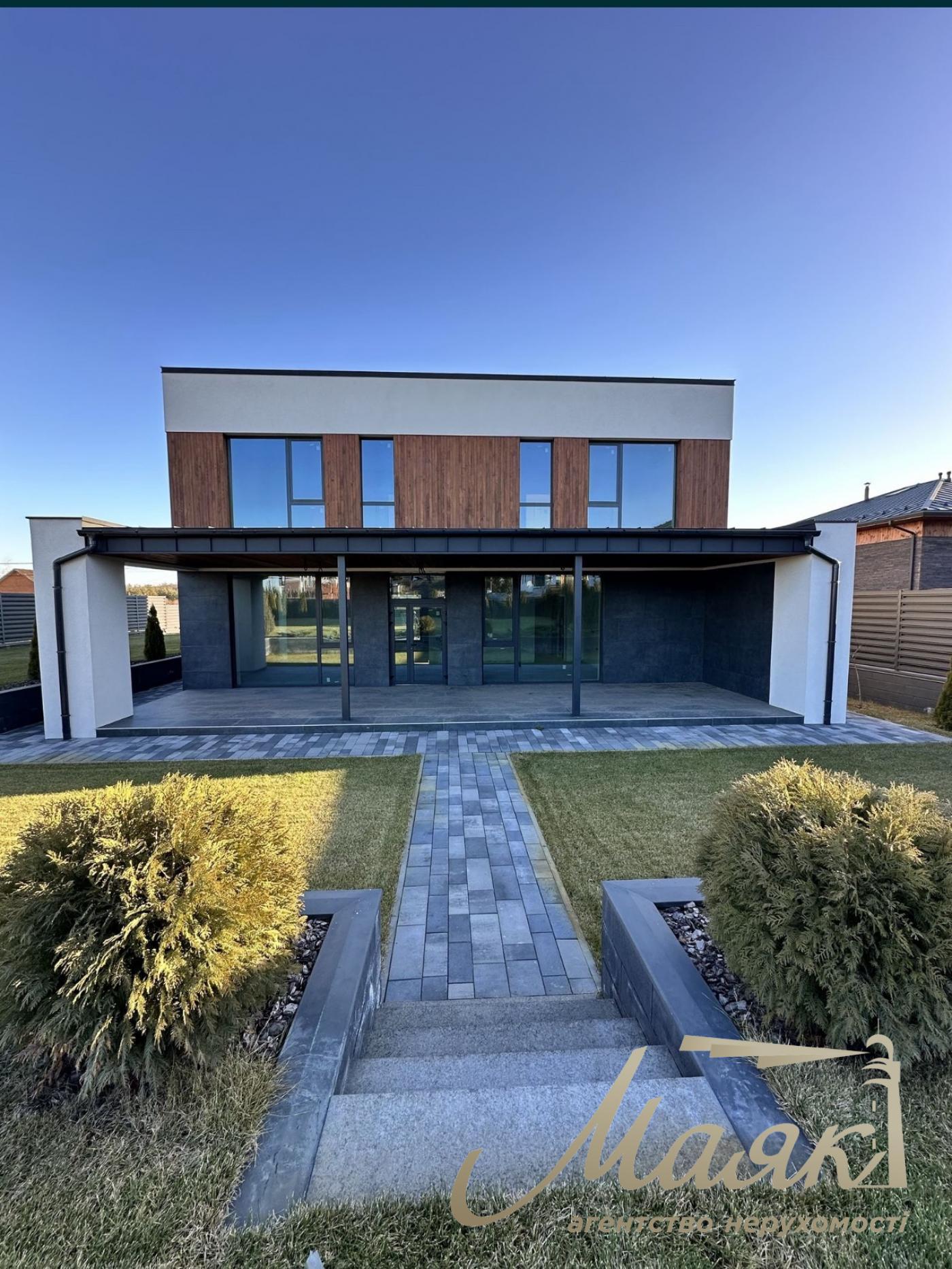 Предлагается к продаже качественный дом в селе Ходосовка — всего в 10 минутах езды от Киева