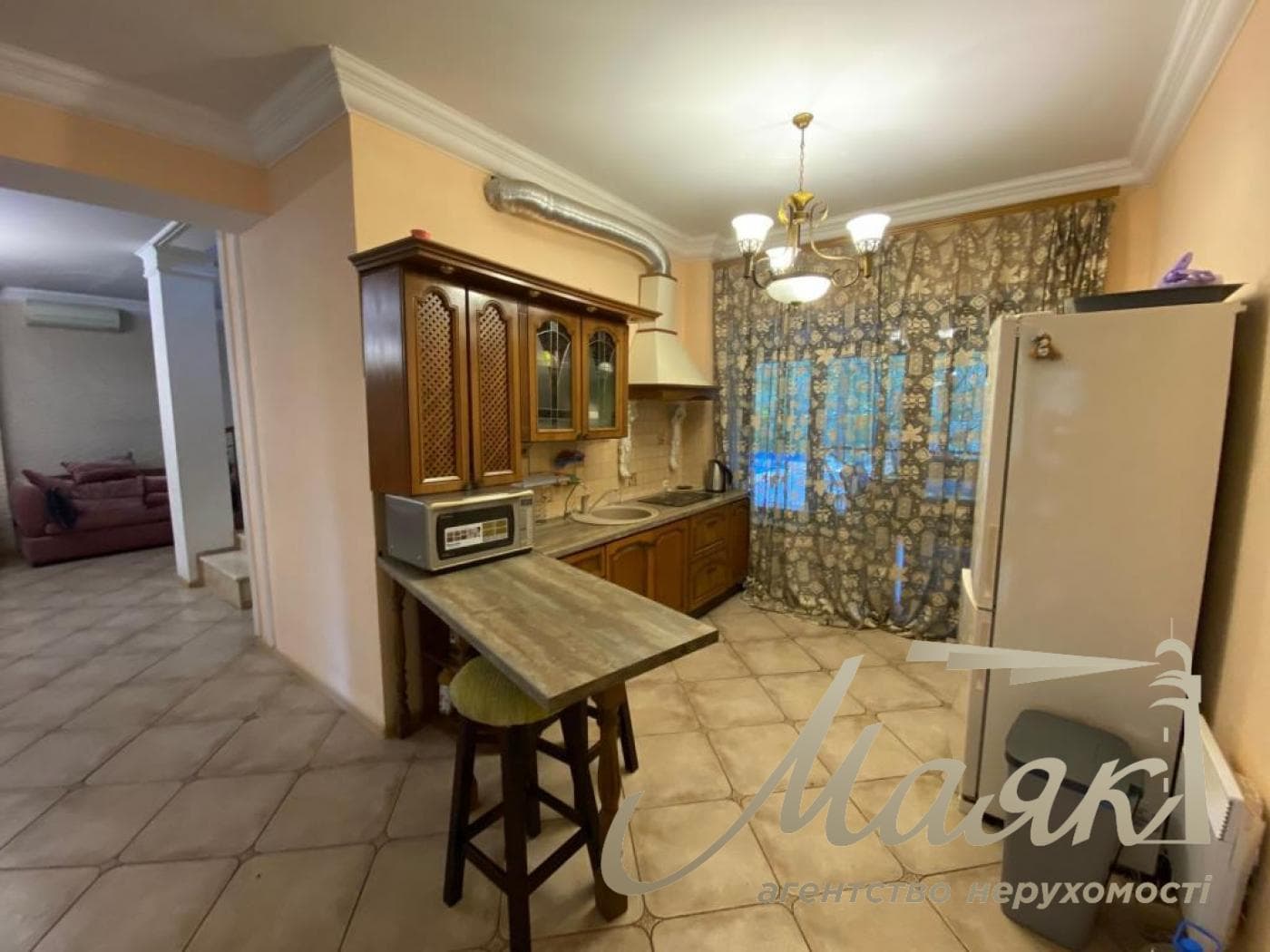 Оренда 3-поверхового будинку (250 м²) у Лесниках