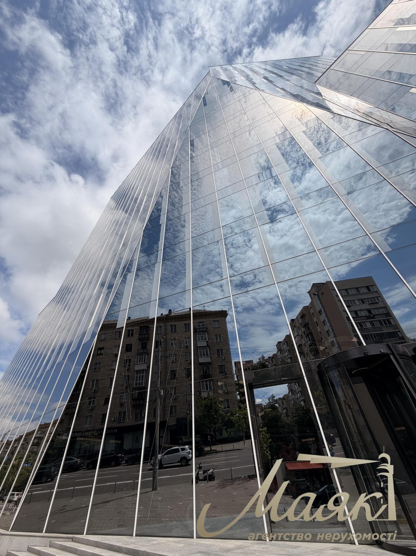 Rent a 280 m² office with a scenic view and a private terrace in the Magnett Business Center on Velyka Vasylkivska Street