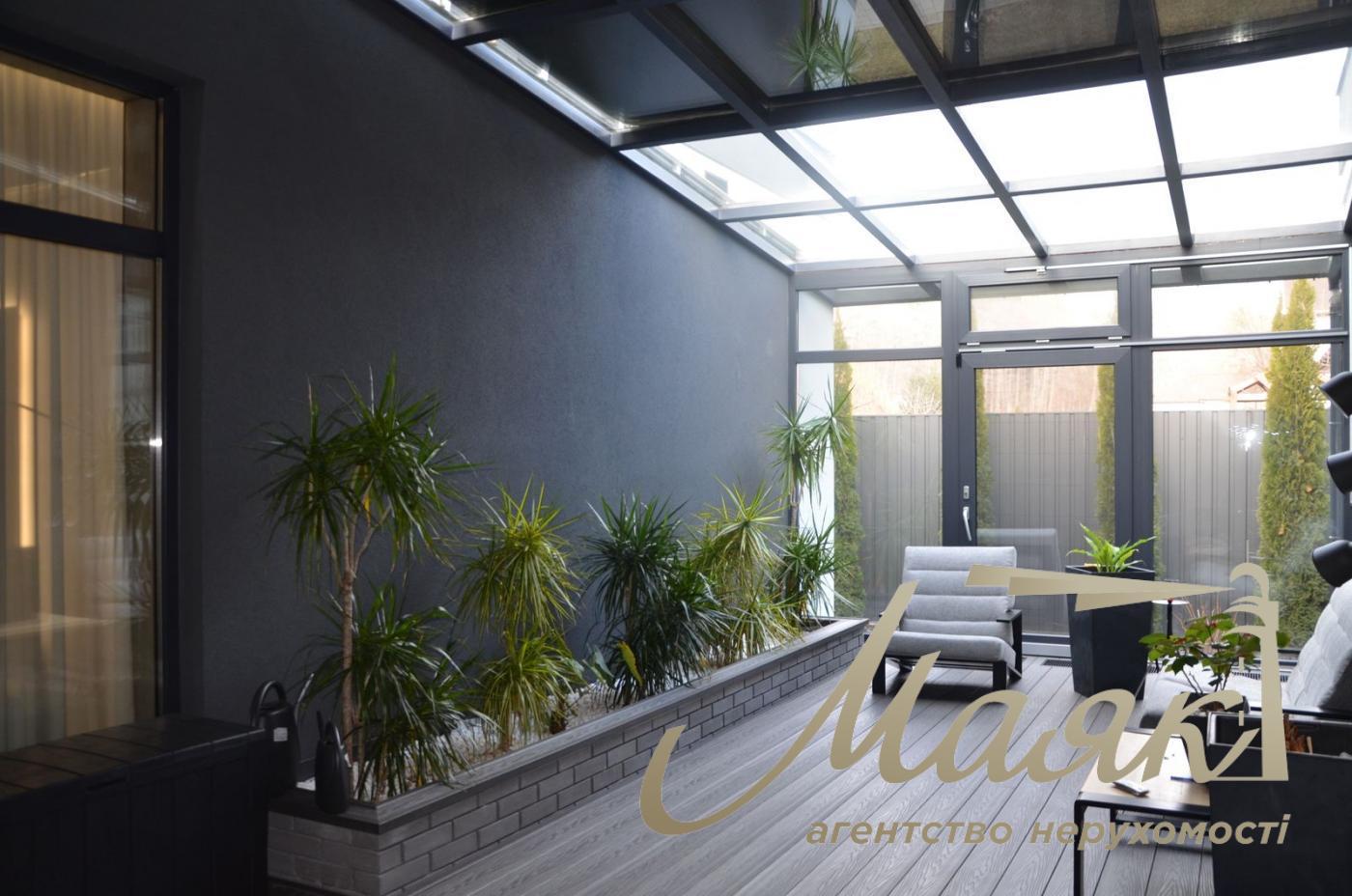 We offer for sale an elite one-storey house with exquisite designer repair, located in the cottage town KDT "Chernobylets" (Lake Mininka)