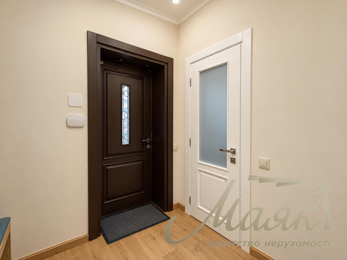 Продаж 3-поверхового будинку/таунхауса площею 95 м² з ремонтом у с. Ходосівка, Обухівський напрямок, Київська область, підвальне приміщення, газ.
