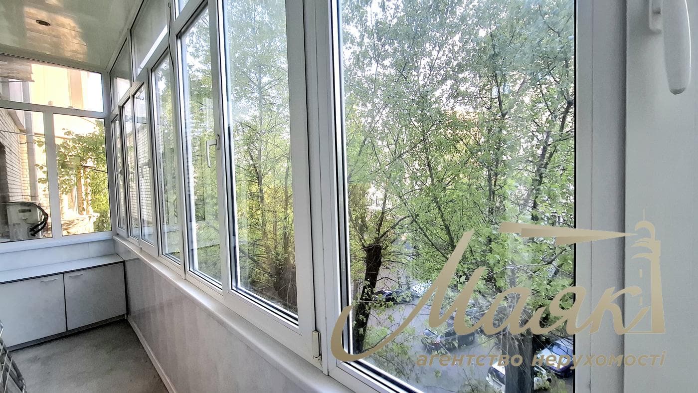 Rent a renovated 3-bedroom apartment in Kyiv, Right Bank, Solomyanskyi District, 40 Lypkivskoho St., Vokzalna Metro Station