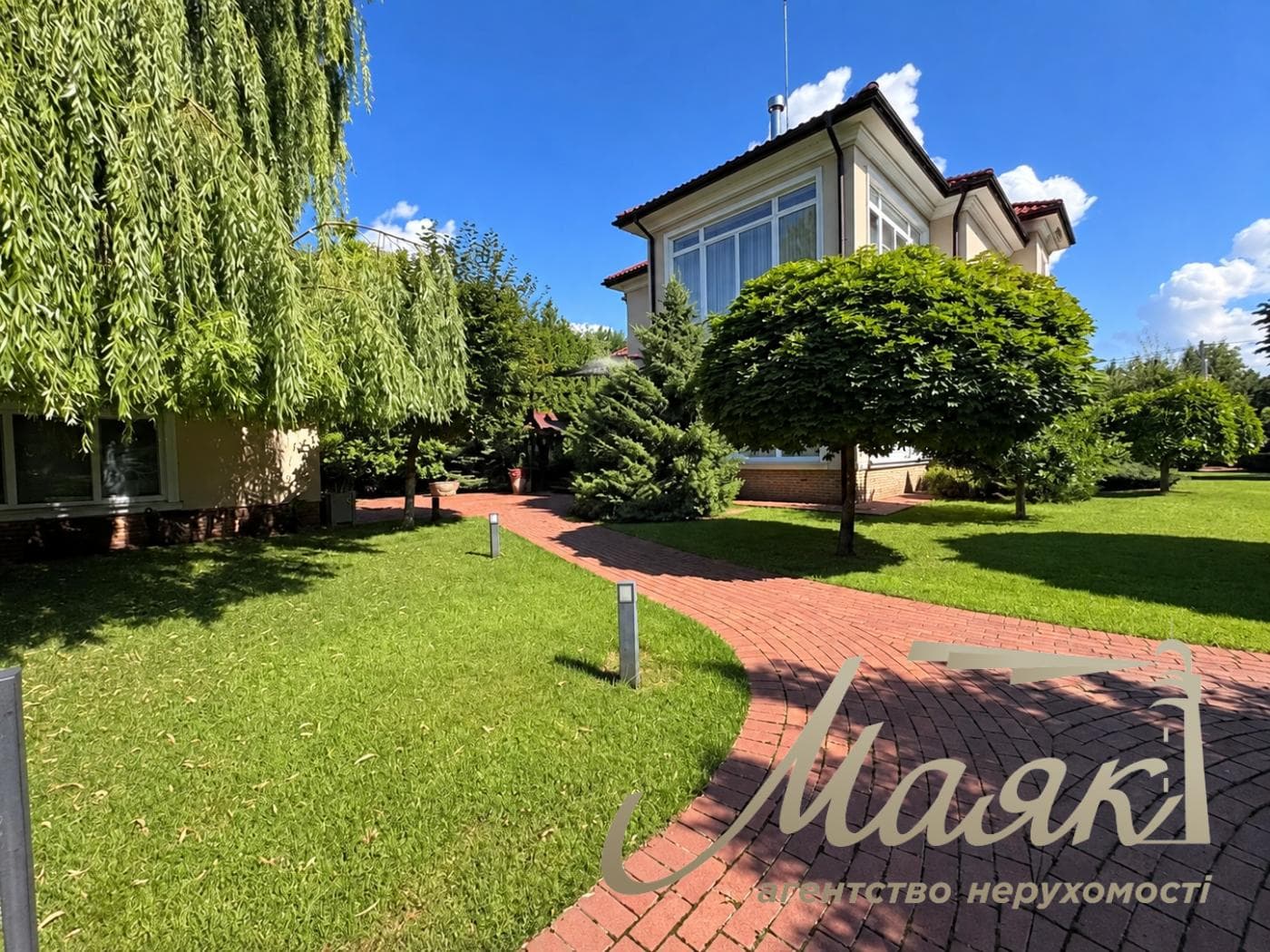 Оренда 2-поверхового будинку площею 570 м², Плюти