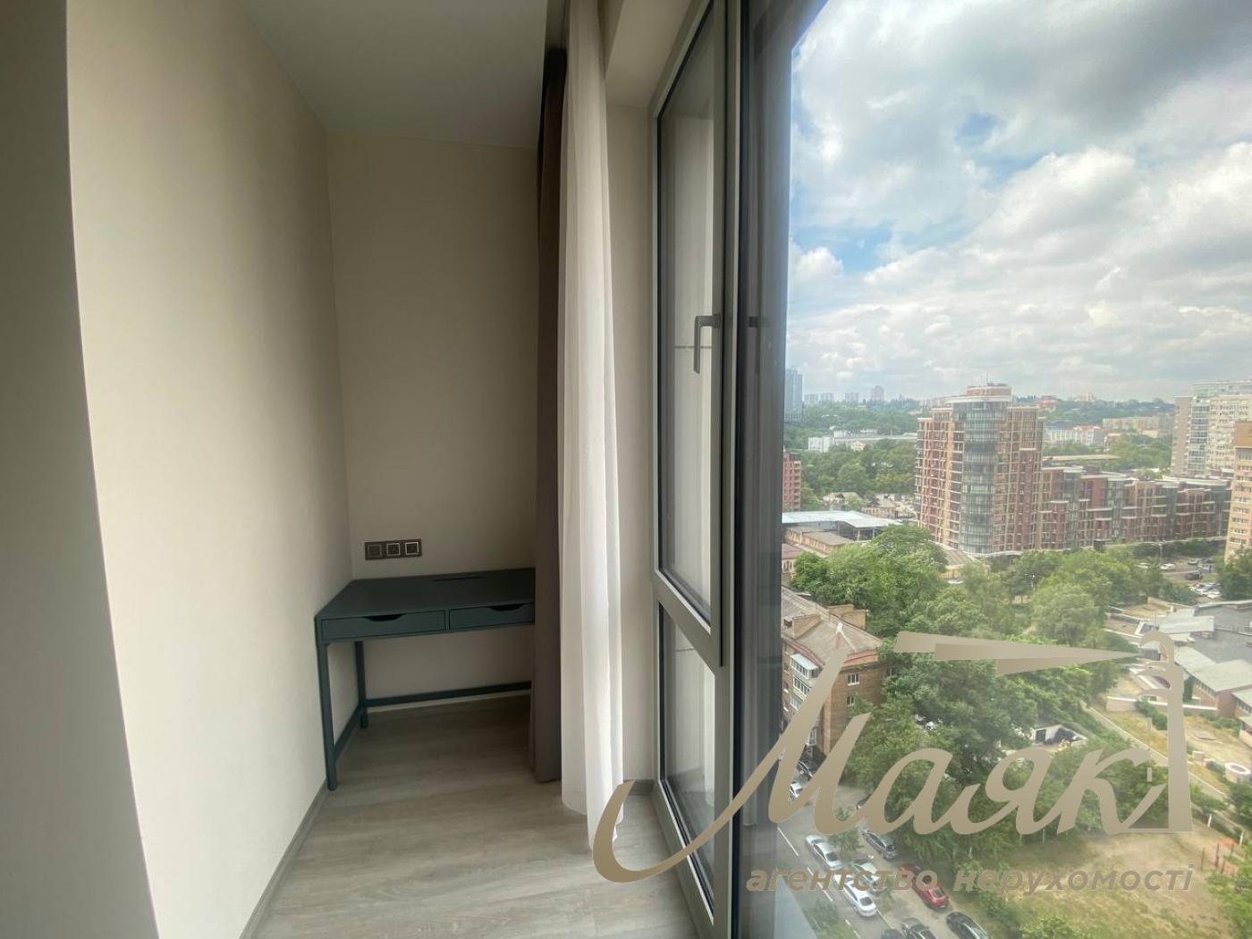 Rent of a 4-room apartment in the Atlantic residential complex at 118 Antonovycha Street, Palace of Ukraine.