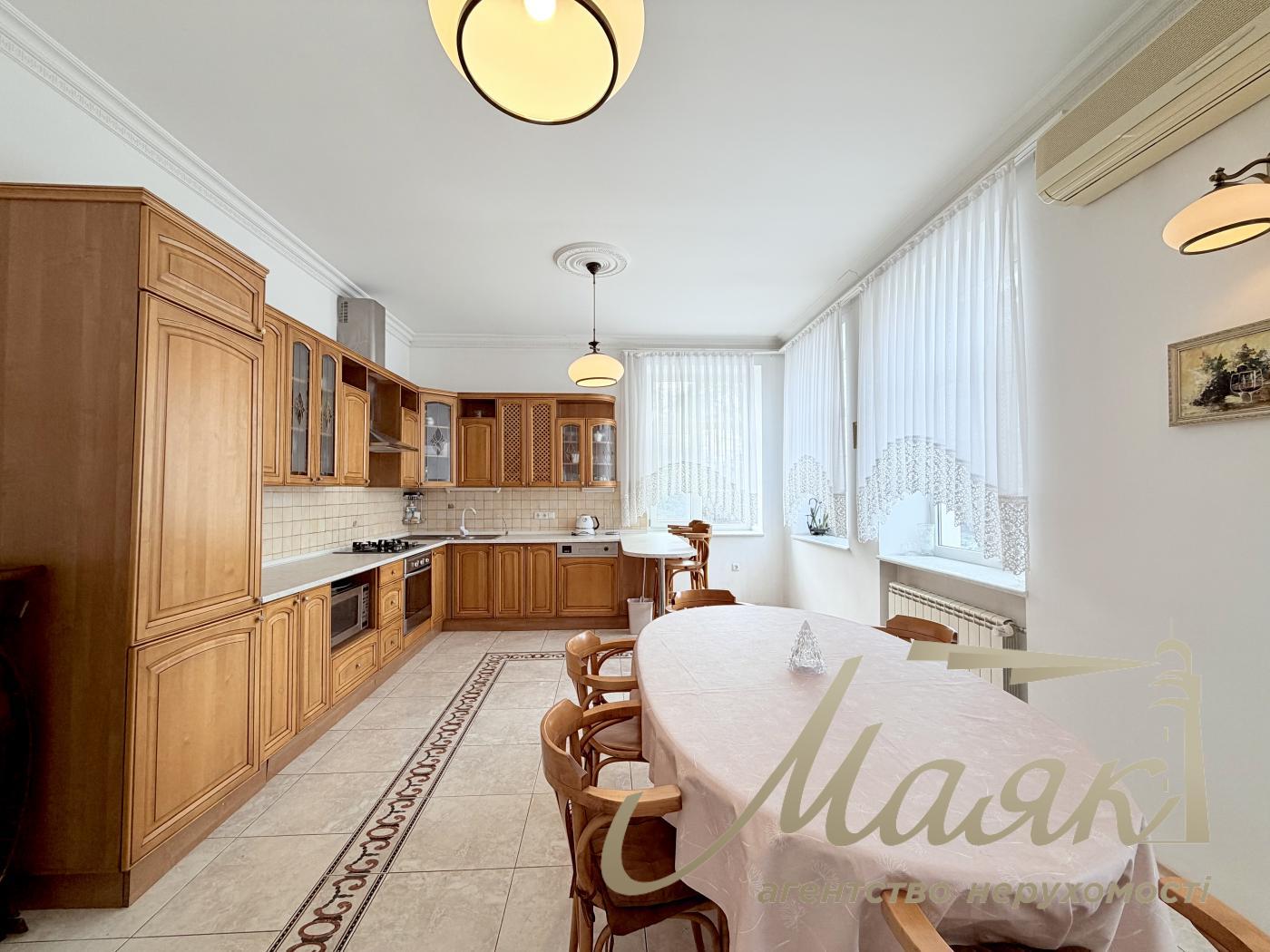 Rent 3-storey house 492,7m2, Lesniki