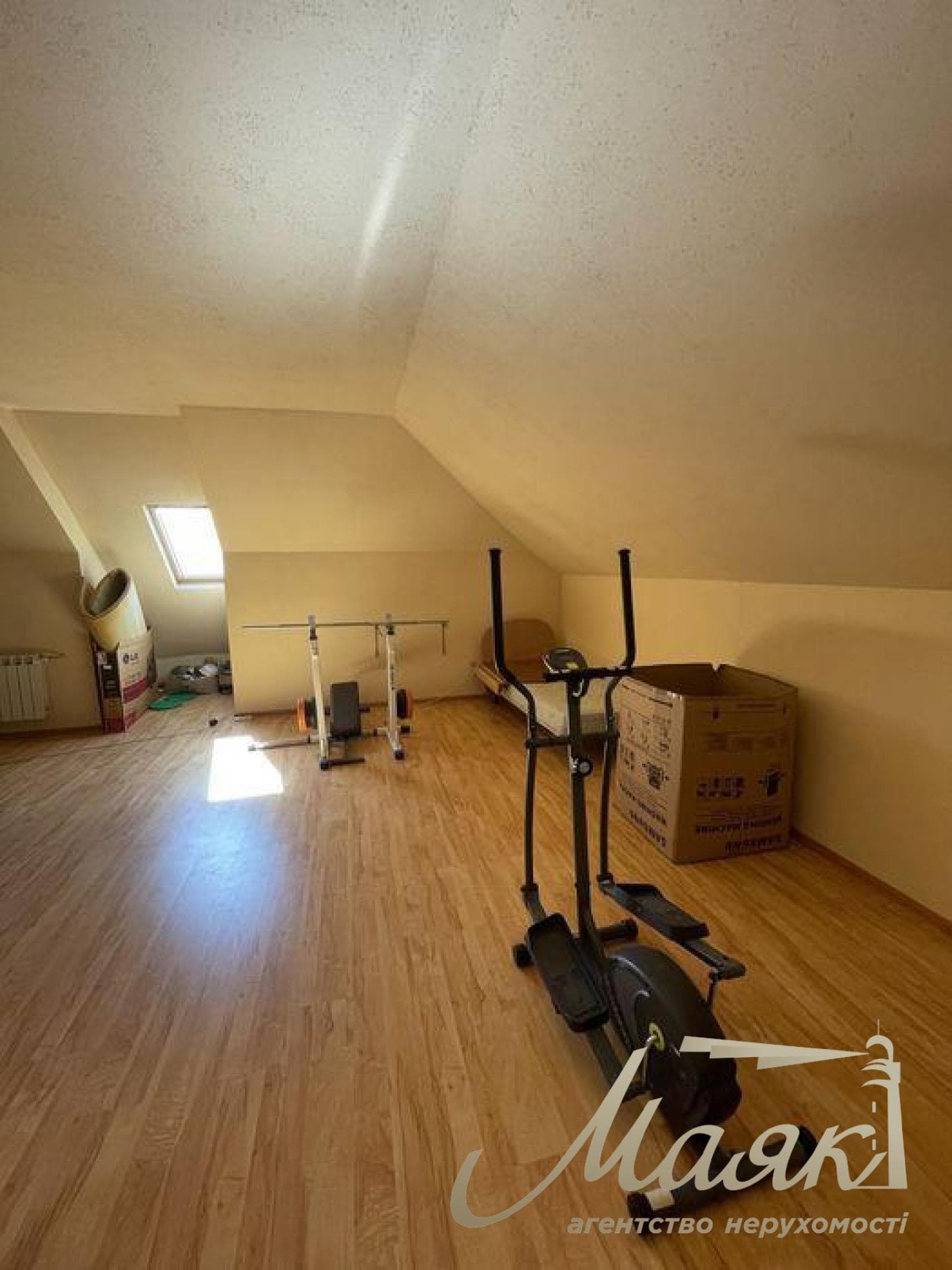 Оренда 3-поверхового будинку (250 м²) у Лесниках