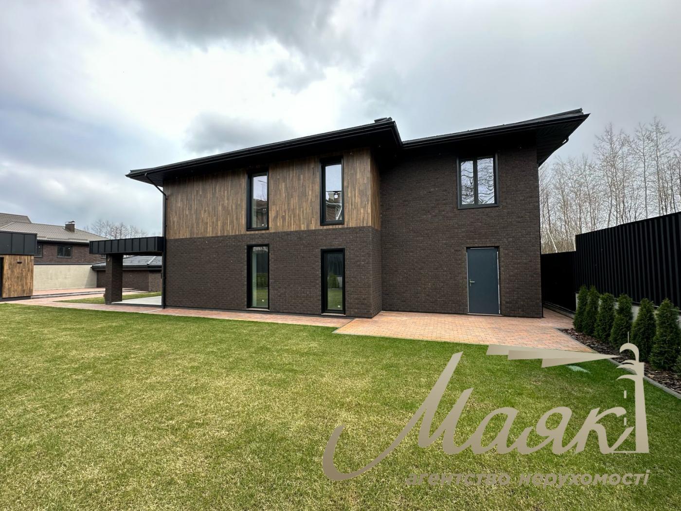 Продаж будинку в Ірпені, в закритому котеджному містечку Стоянка-2, з охороною і відеоспостереженням.