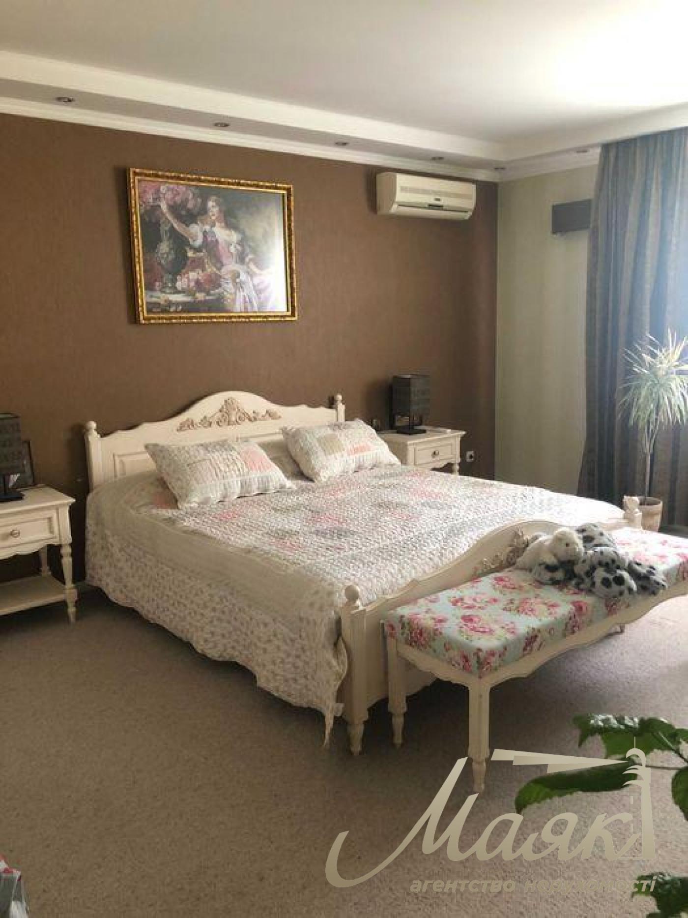 Sale of a 2-storey house 225 sq.m. Osokorki. Darnitsa. Plot 7.7 acres.