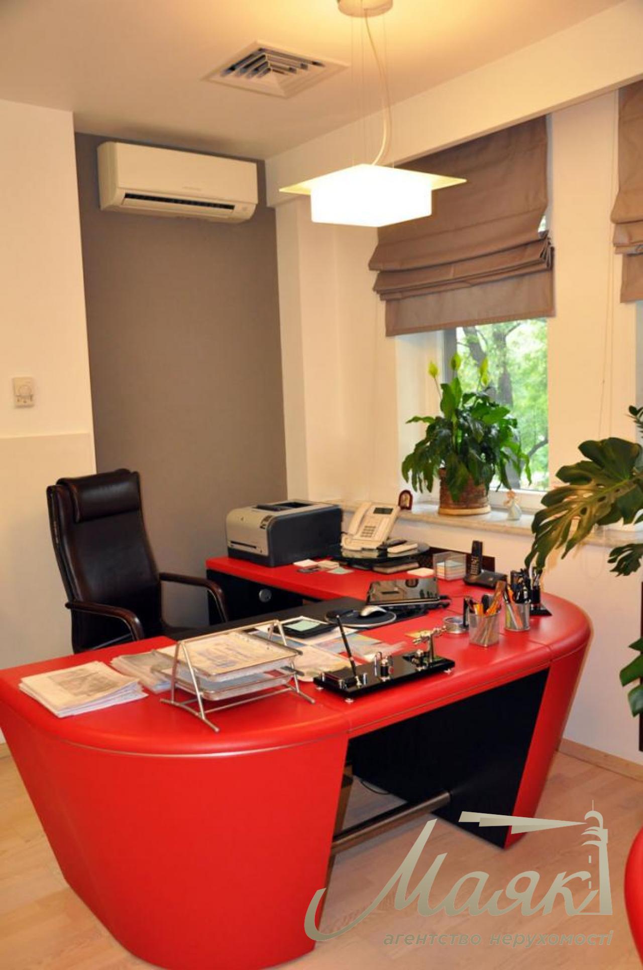 For sale is a respectable office of 178 sq.m. near Mariinsky Park on Grushevskogo Street 9A!