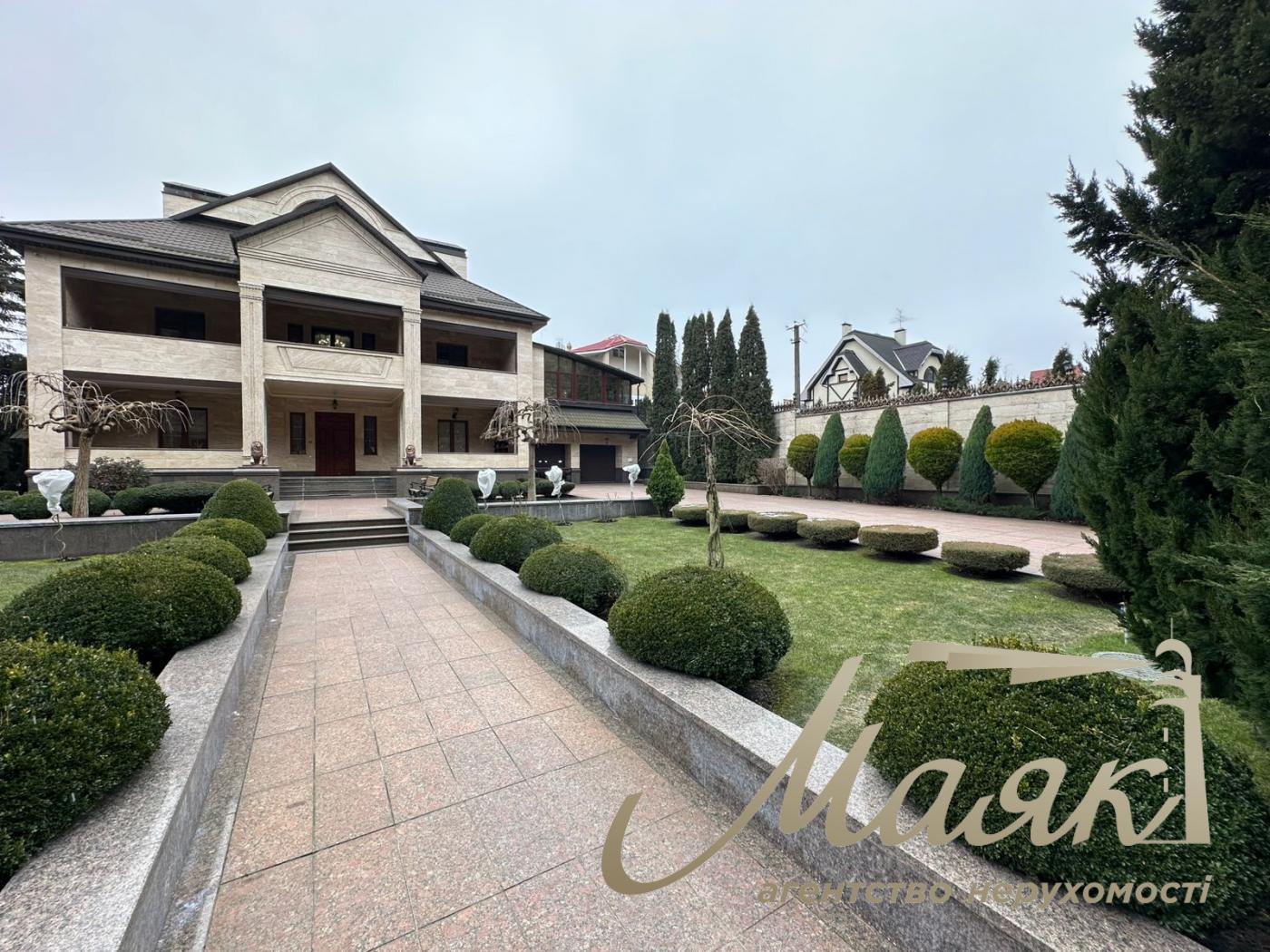 We offer for sale a luxurious house in Petropavlovska Borschagovka, Kiev, just 3 minutes from the city.