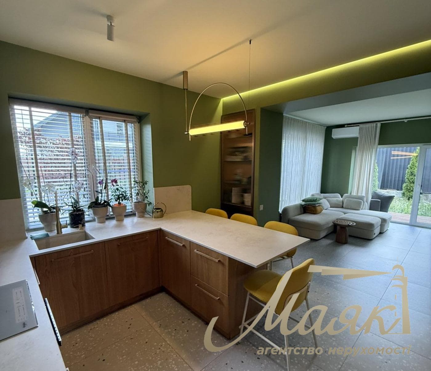 Rent a detached 3-story duplex (125 m²), 15 minutes from Kyiv, private yard, generator, and a terrace on the 3rd floor in the village of Hatne, Kyiv-Sviatoshynskyi District