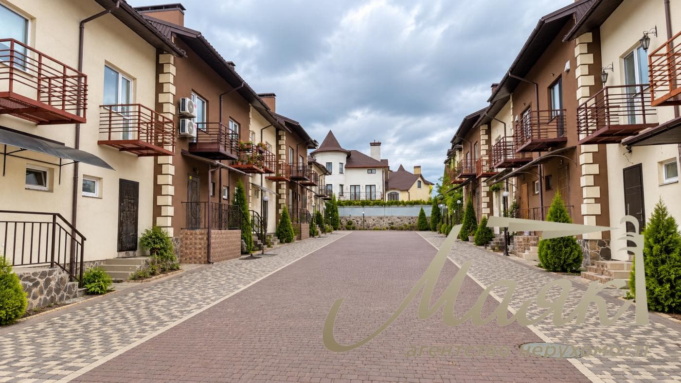Продаж 3-поверхового будинку/таунхауса площею 95 м² з ремонтом у с. Ходосівка, Обухівський напрямок, Київська область, підвальне приміщення, газ.