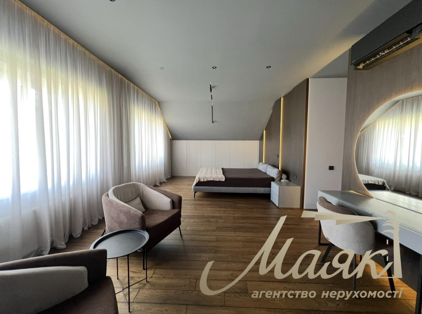 House for sale with designer renovation 356m2 in Ivankovichi