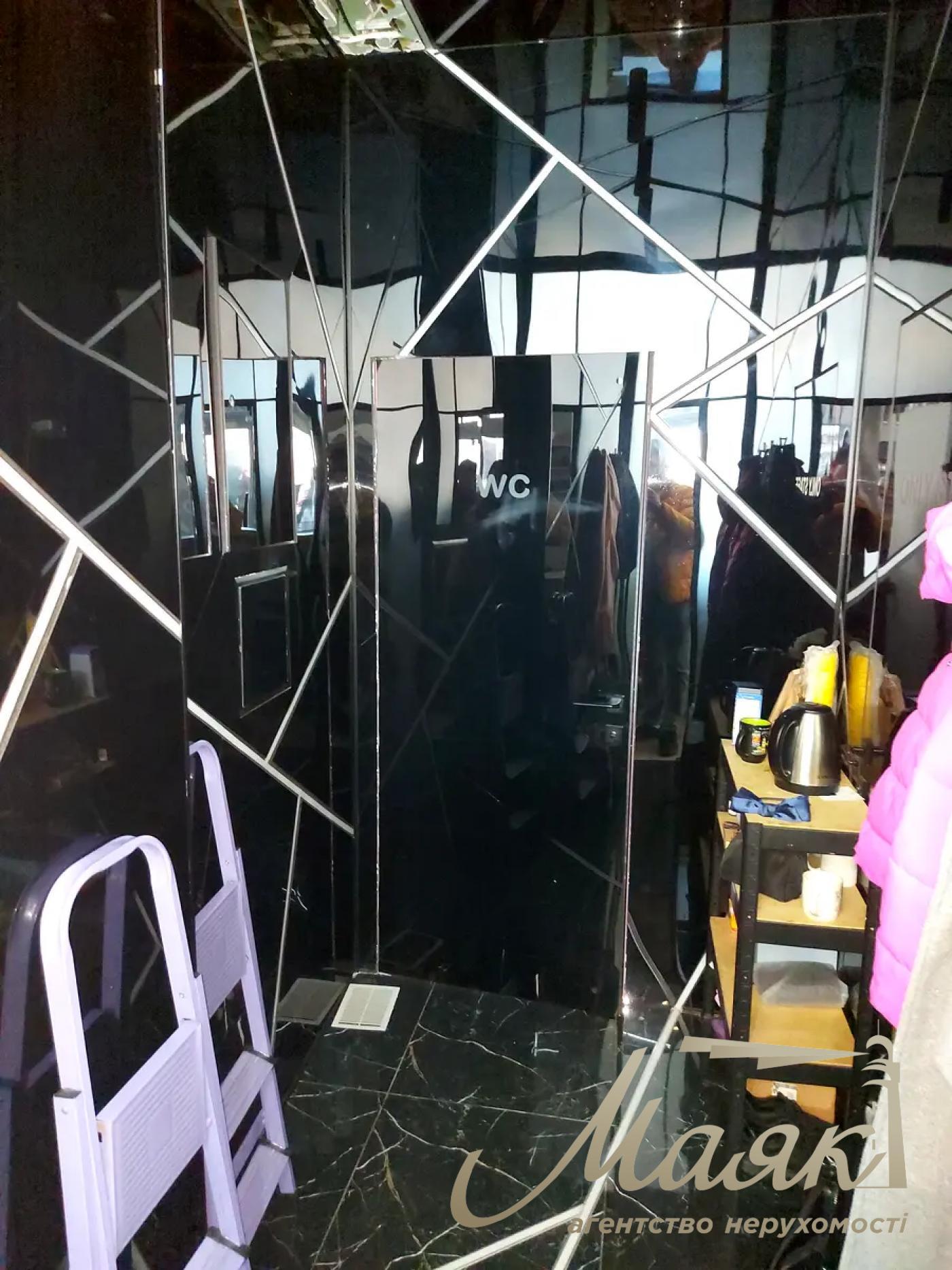 Оренда фасадного комерційного приміщення на Бессарасбкой площі, Центр.