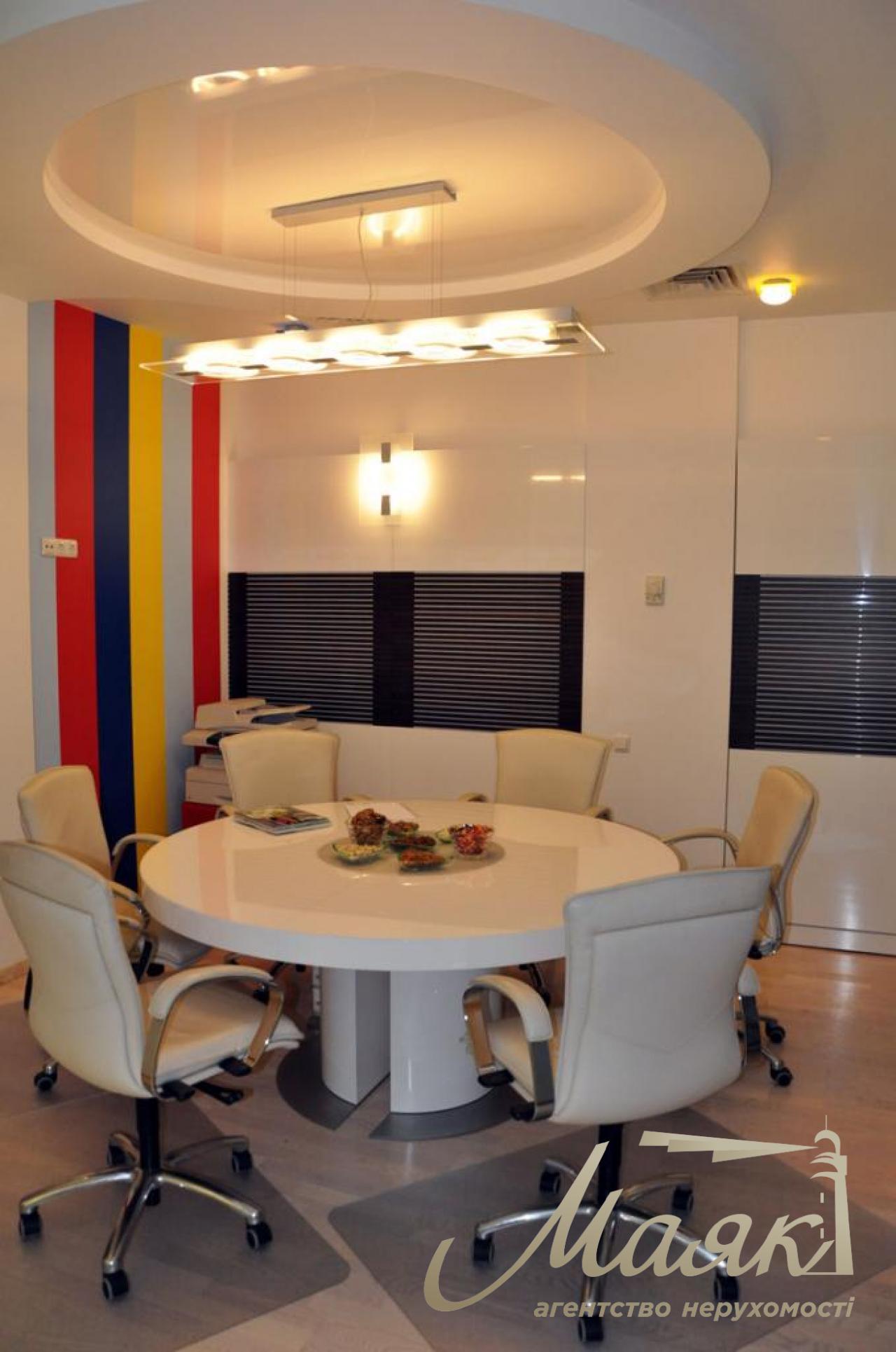 For sale is a respectable office of 178 sq.m. near Mariinsky Park on Grushevskogo Street 9A!