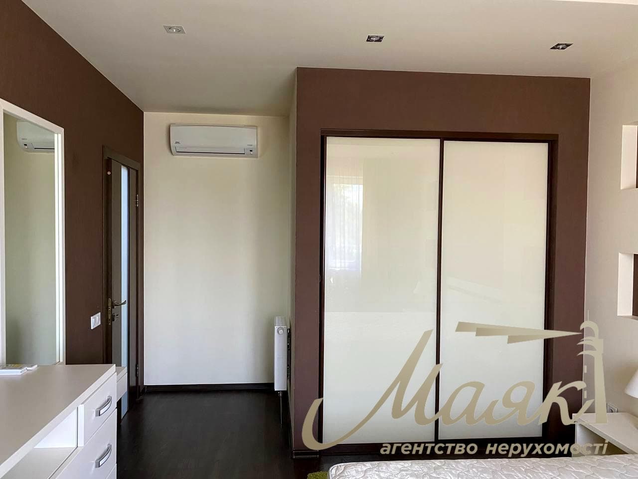Продаж сучасного таунхаусу в котеджному містечку «Італійський квартал», Оболонський район, Київ