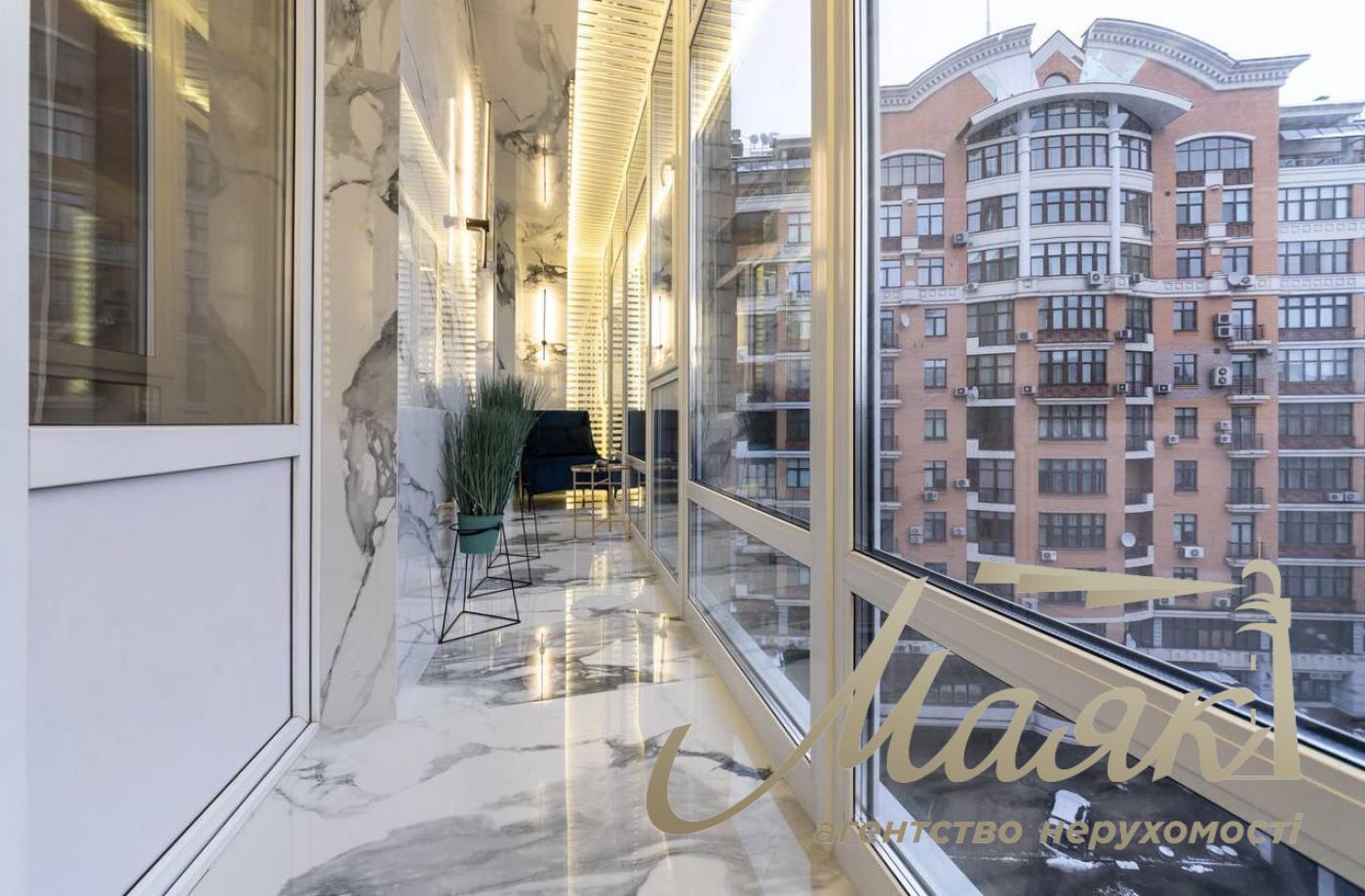 Rent a 4-room apartment on Khreshchatyk