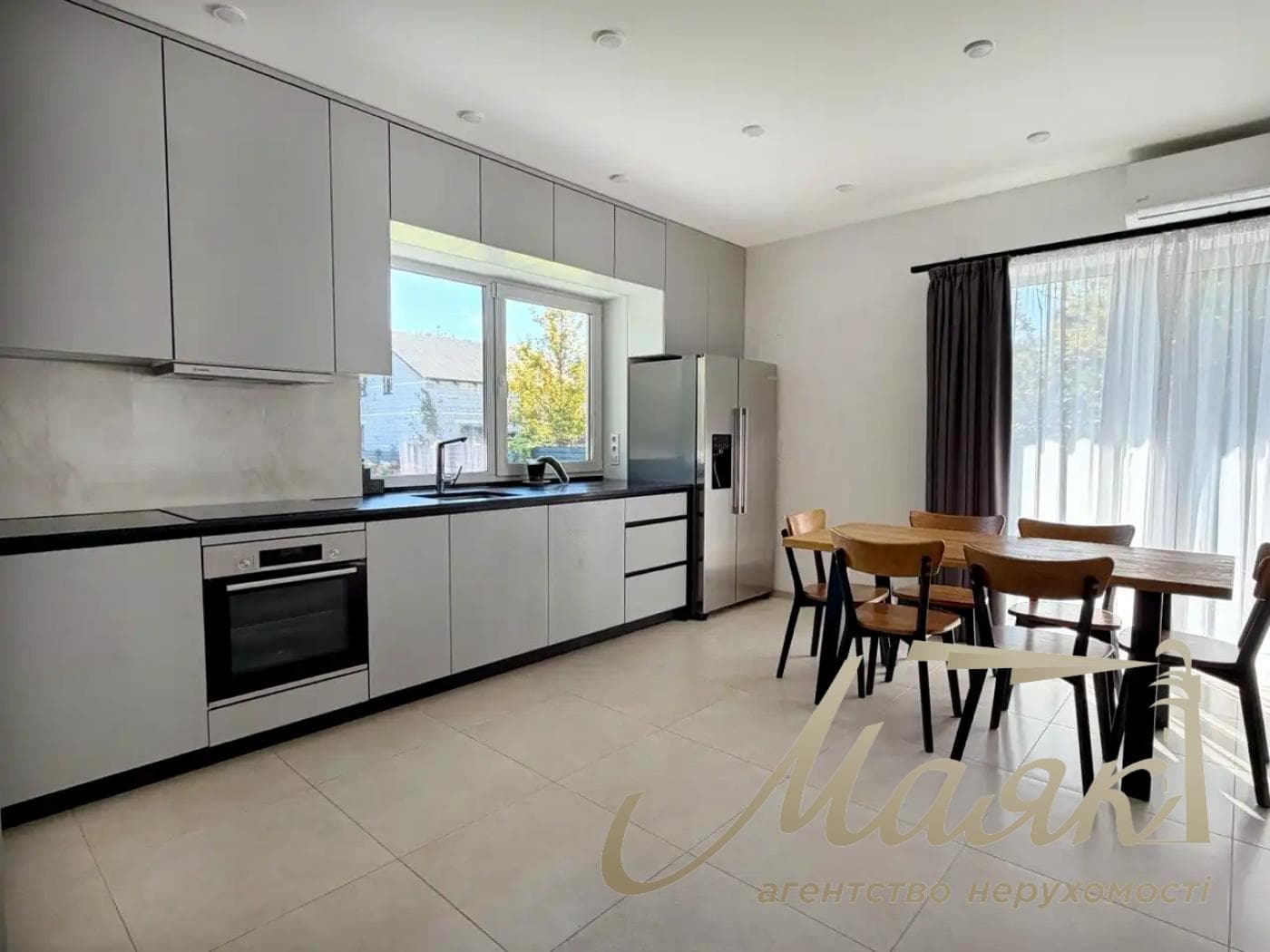 Оренда 2-поверхового будинку площею 190 м², село Нові Безрадичі