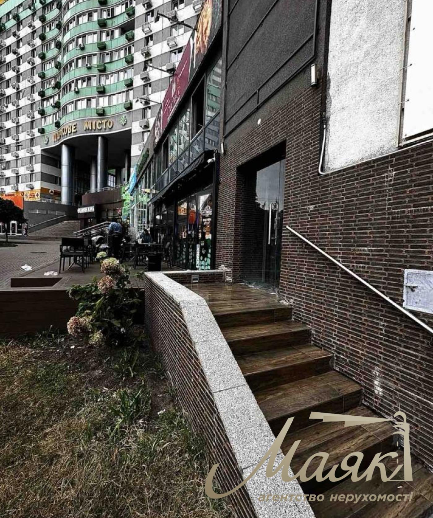 Rent a facade room 250 sq.m. in LCD Parkove Misto, on Vyshgorodskaya str.