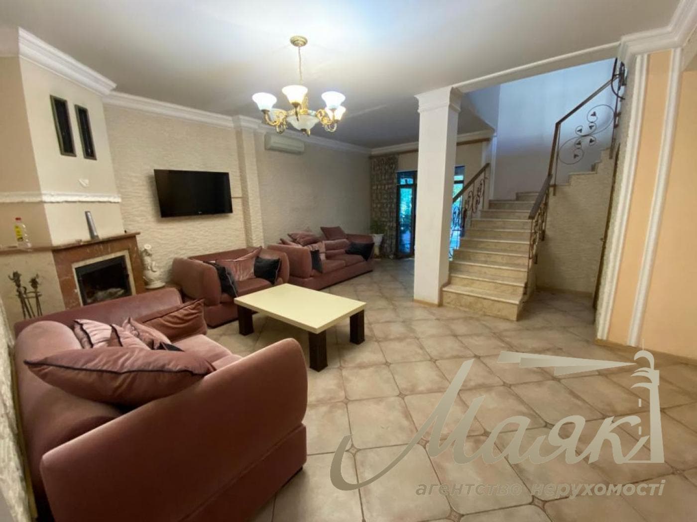 Оренда 3-поверхового будинку (250 м²) у Лесниках
