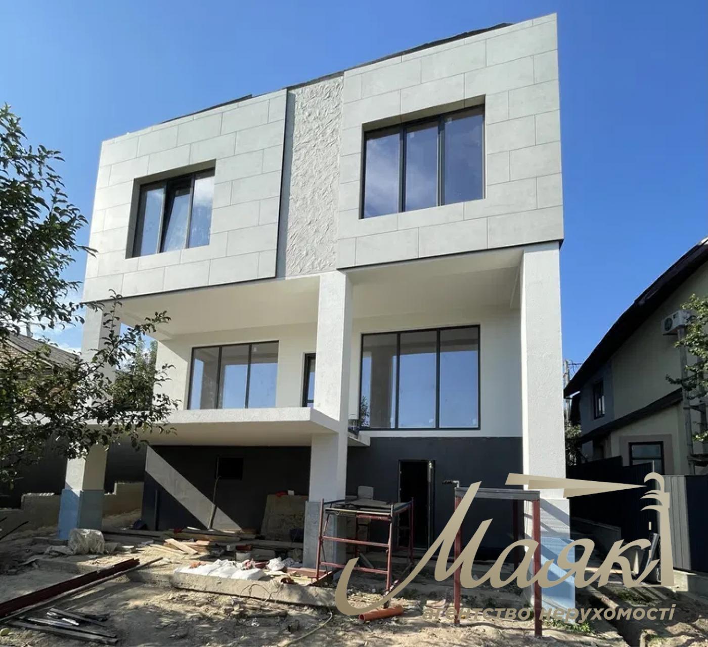 Продаж будинку з бомбосховищем у стилі Hi-Tech у Голосіївському районі