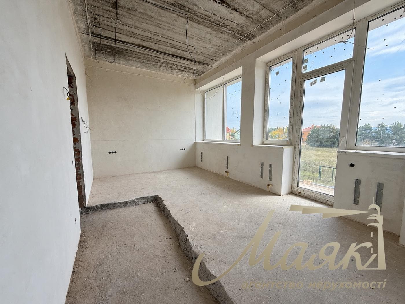 3-story house for sale, 325 m², village of Plyuty