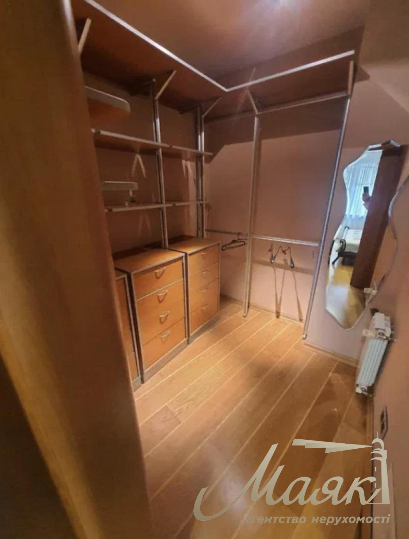 Оренда будинку з виходом до озера. Містечко Авгур, що охороняється, с.Нові безрадичі/Романків 1 га ділянка.