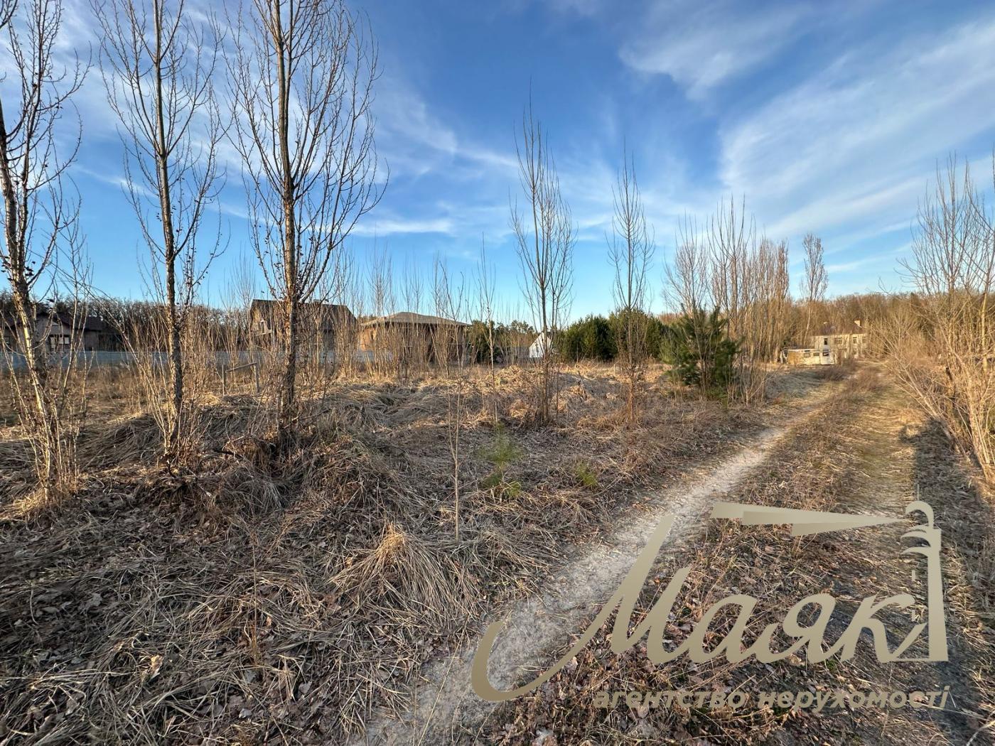 Sale of a plot of land in the forest in the town. village Kruglik.
