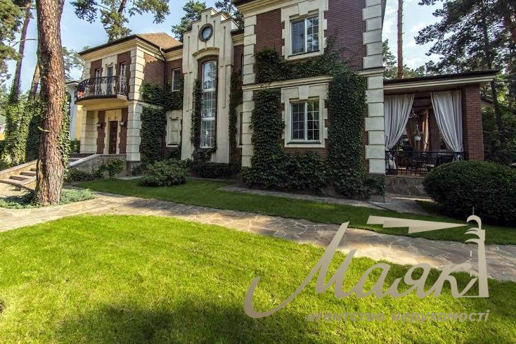 Оренда будинку площею 430 м², що розташований у сосновому лісі на ділянці 50 соток із ландшафтним дизайном у с. Романків.