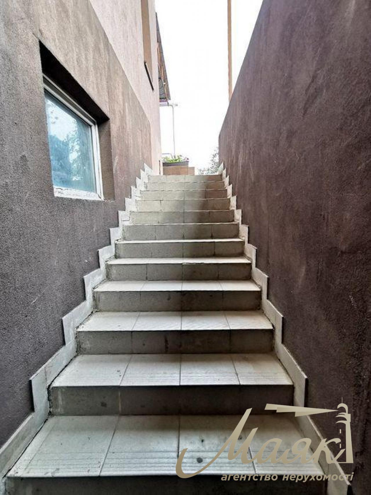 Sale of premises on Levitan street, basement, 80 m2, without renovation