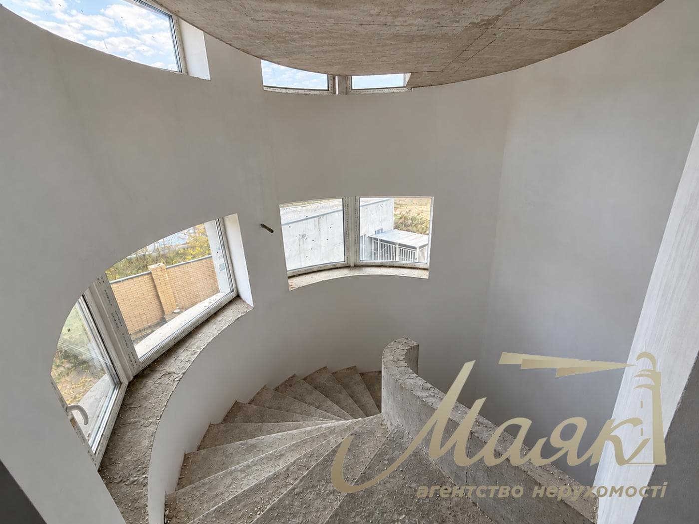 3-story house for sale, 325 m², village of Plyuty