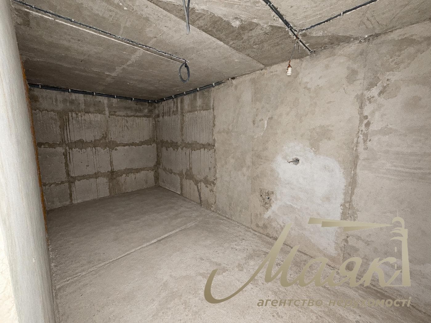 3-story house for sale, 325 m², village of Plyuty