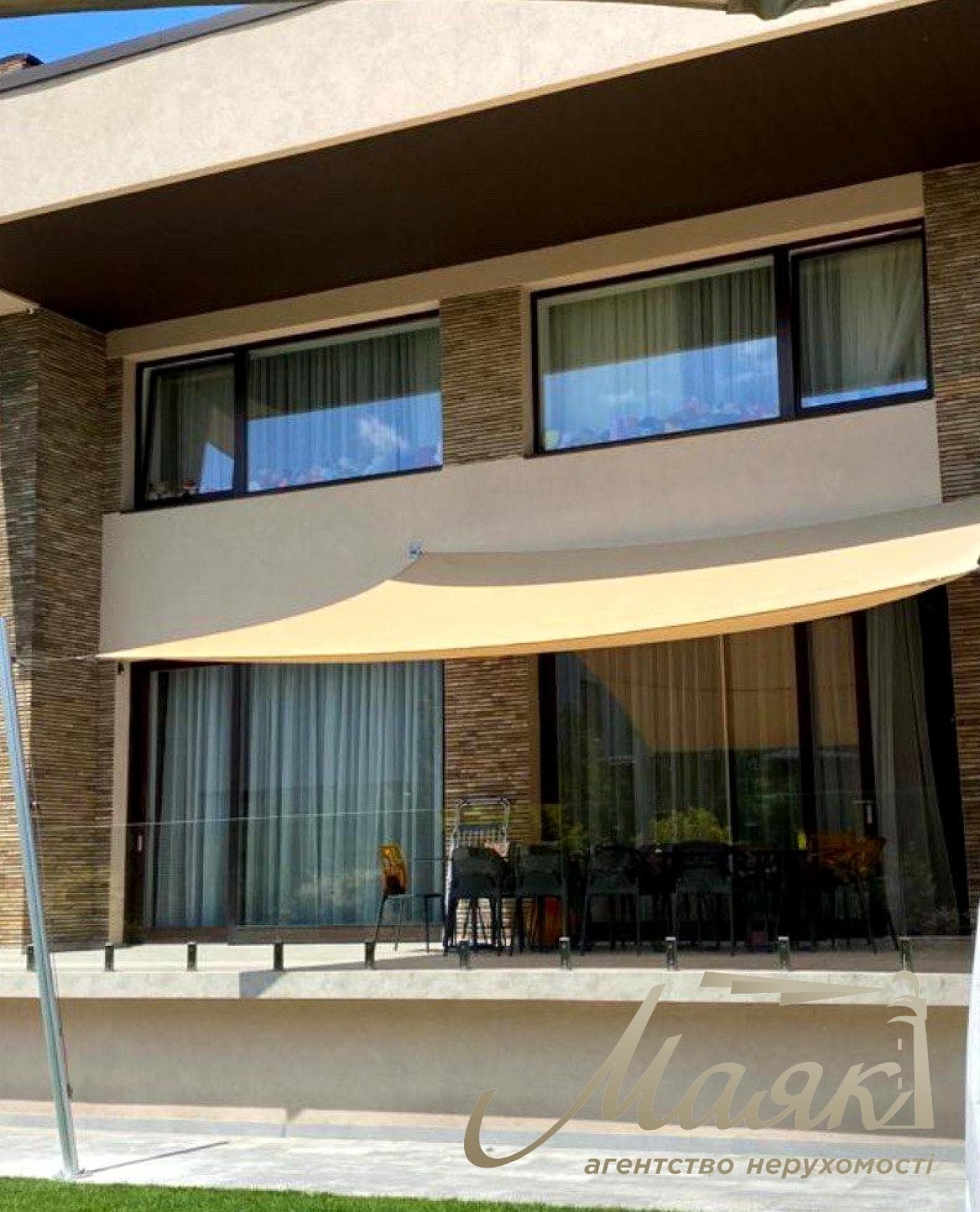 For sale 2-storey house 538m2 with swimming pool in a closed cottage town in Obolon.