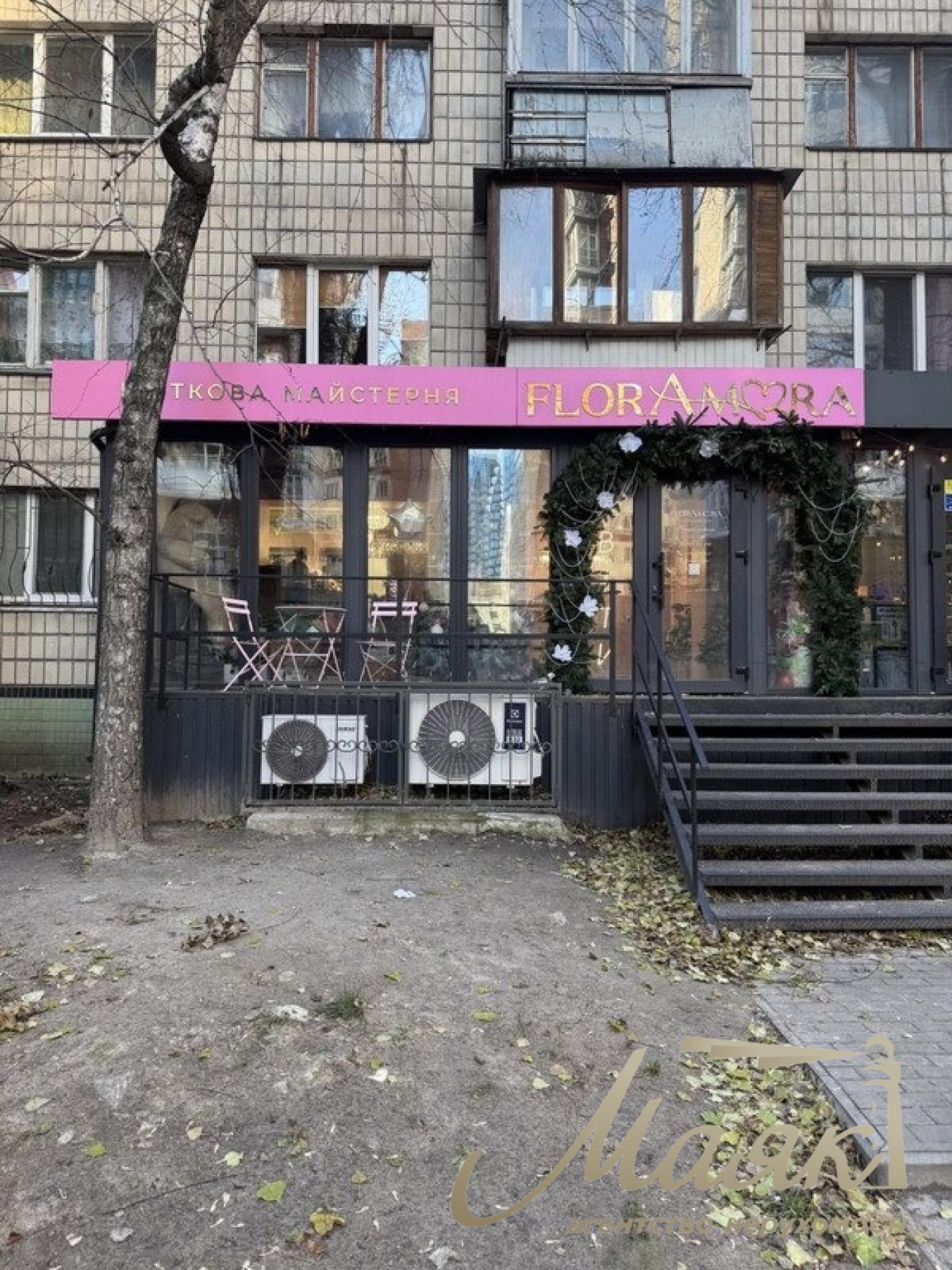 Продажа фасадного коммерческого помещения 50м2, ул. Василия Тютюнника, Киев