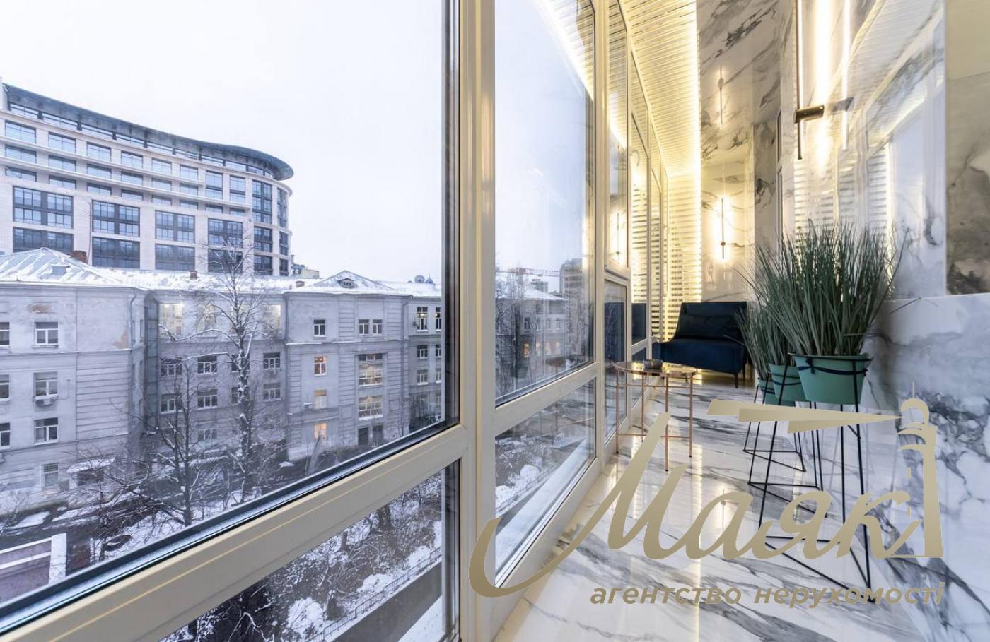 Rent a 4-room apartment on Khreshchatyk