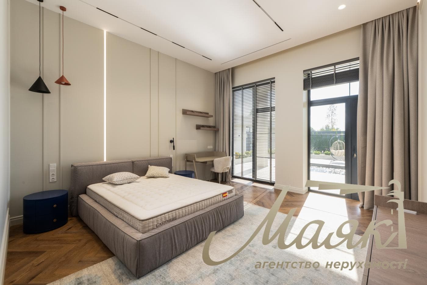 Продаж будинку площею 450 м² з басейном та гостьовим будинком у житловому комплексі «Хутір Ясний», Лесники