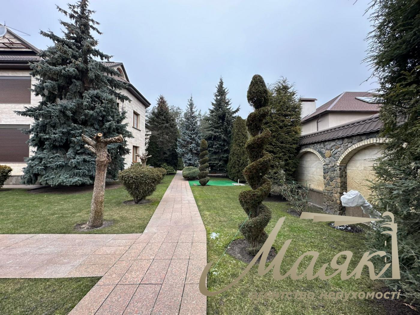 We offer for sale a luxurious house in Petropavlovska Borschagovka, Kiev, just 3 minutes from the city.