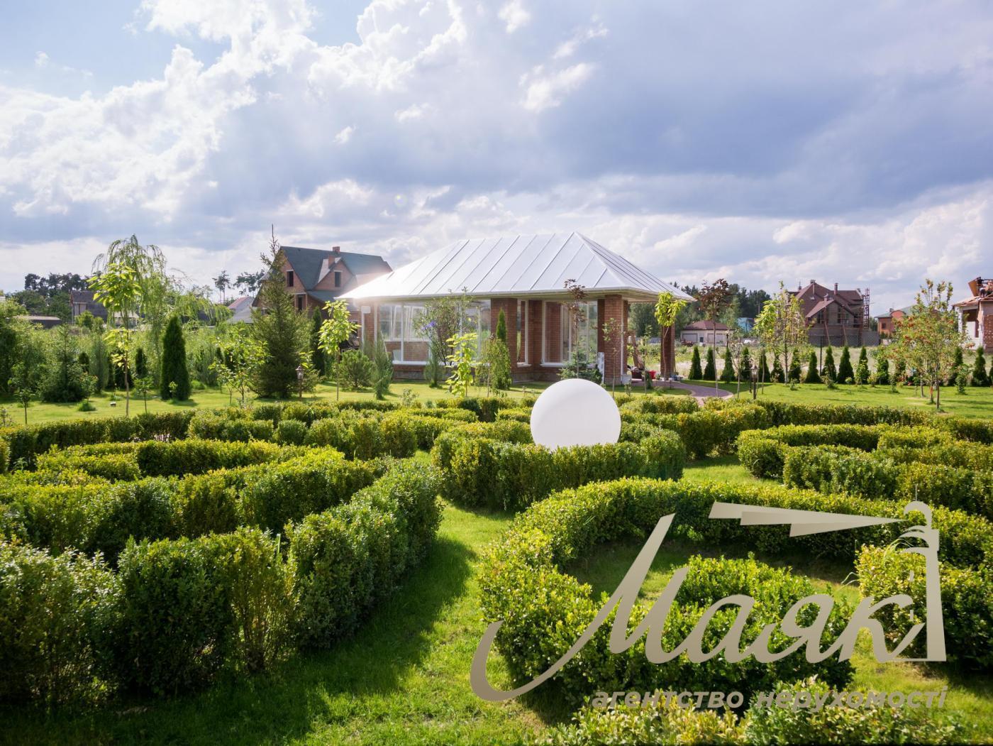 Rent of 3-storey house (840m2) s.Kozin