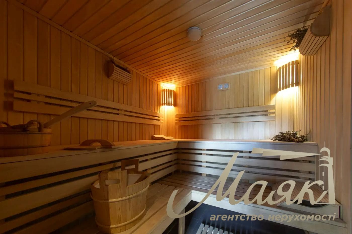Оренда 3-поверхового будинку площею 570 м², Плюти