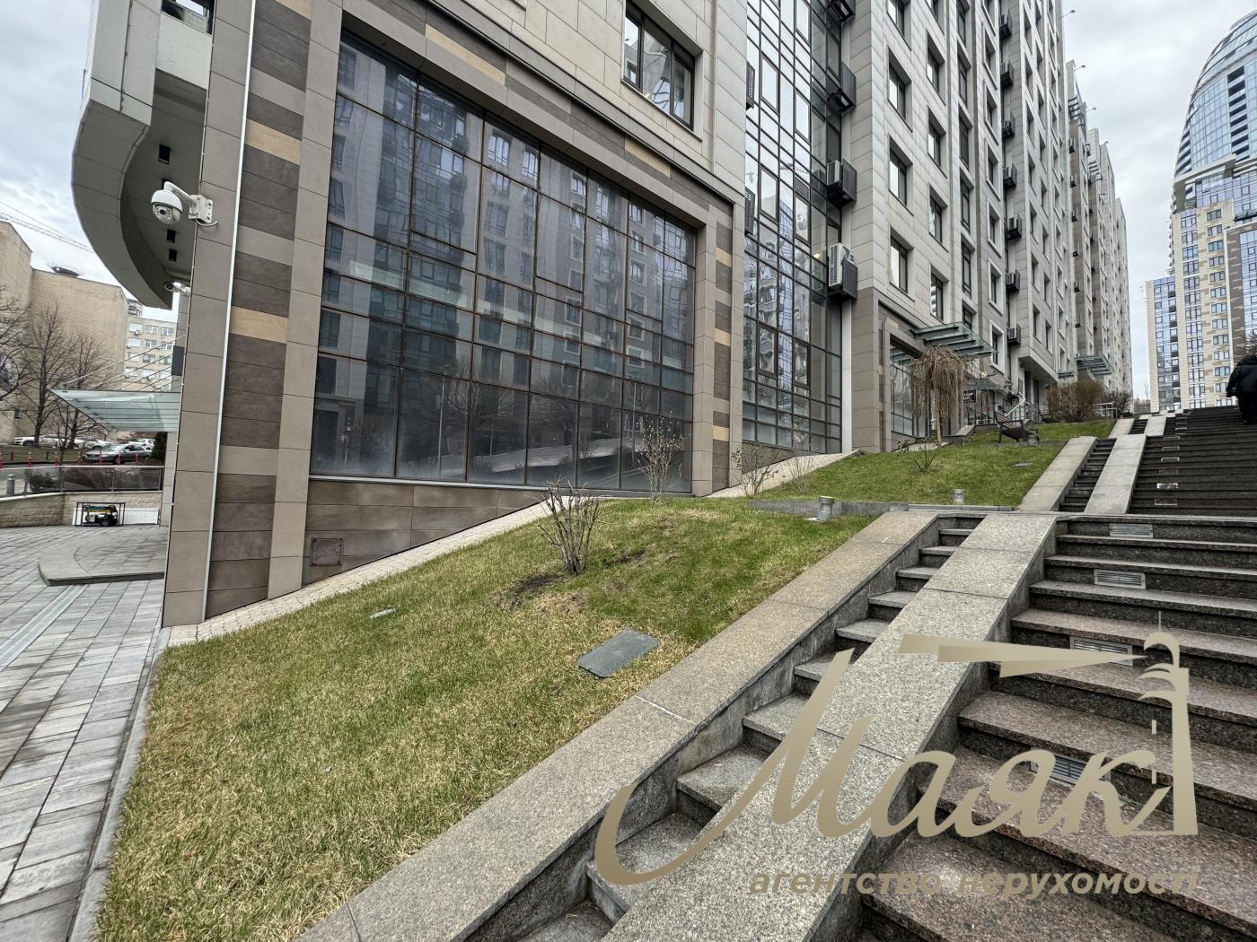 Продаж фасадного приміщення в ЖК Бульвар Фонтанів, вул Саперне Поле 3