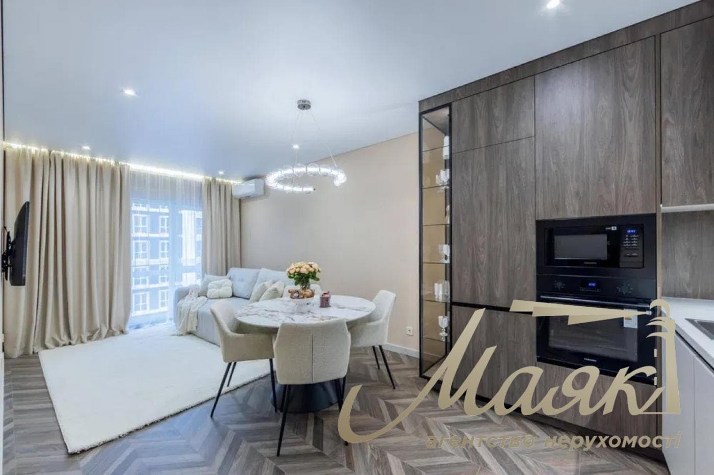 For sale 3-bedroom apartment in LCD "New England", Maksimovicha str.