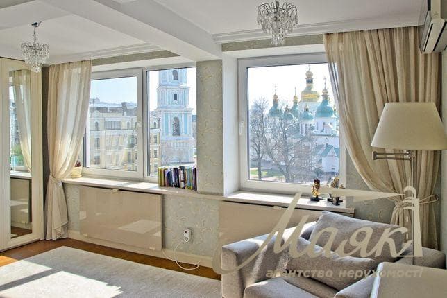 For sale 4-room apartment, Sofiyskaya Square