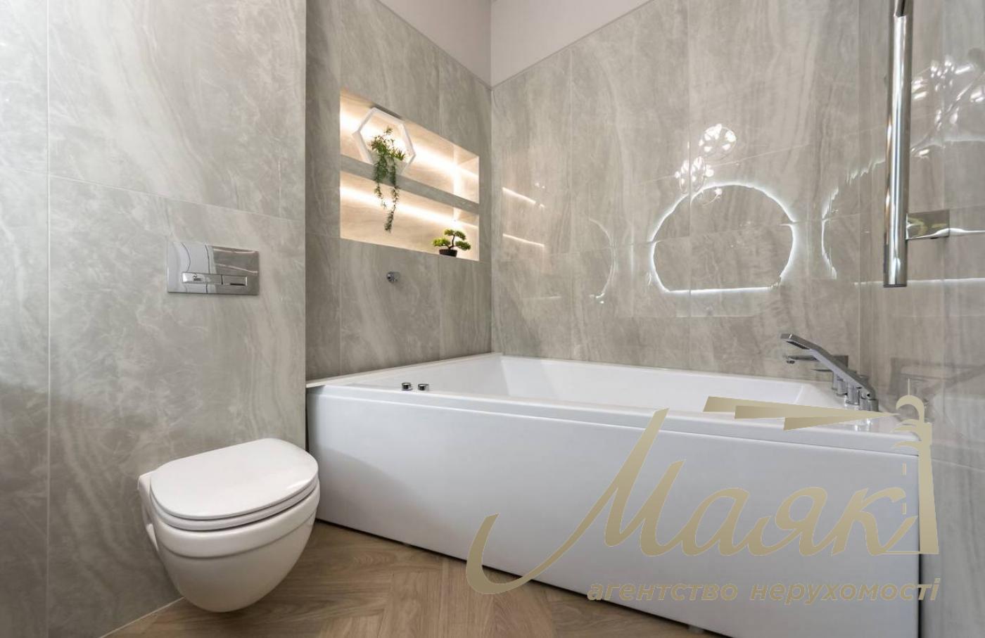 Rent a 4-room apartment on Khreshchatyk