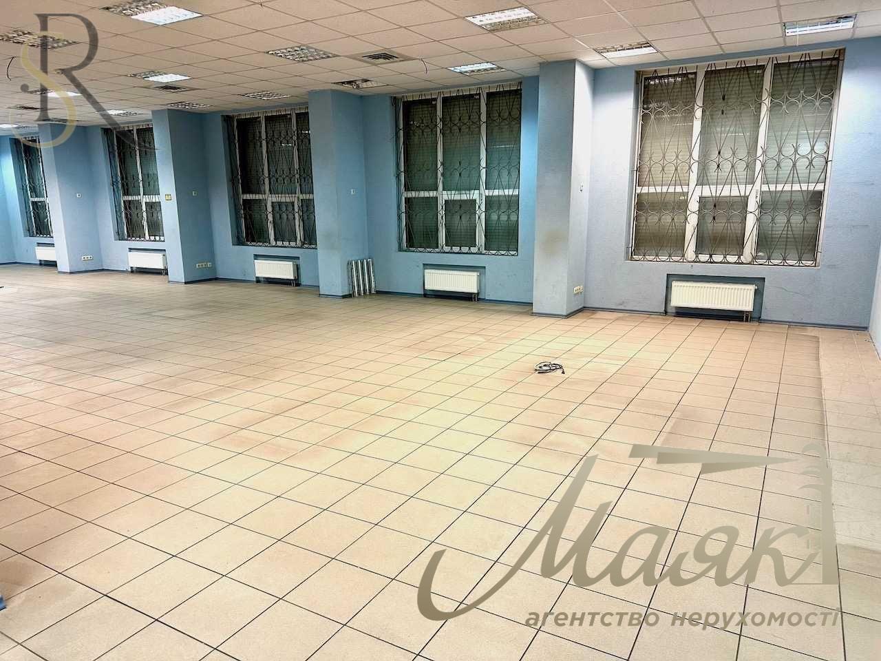 Продаж фасадного приміщення метро "Позняки"