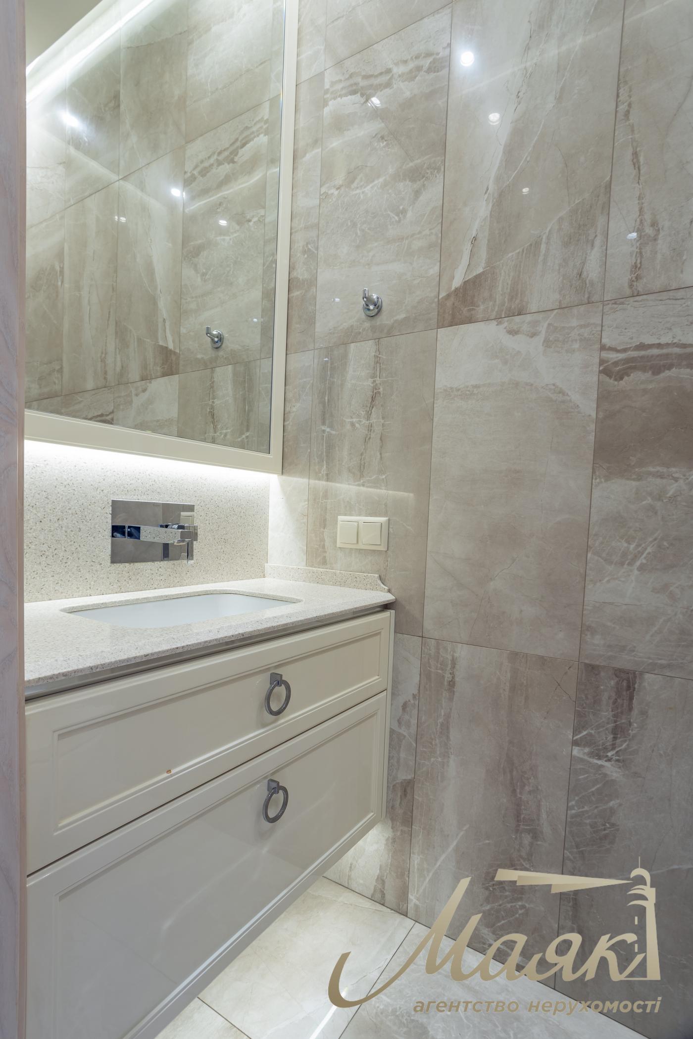 Rent 3-bedroom apartment LCD Novopecherskie Lipki, Verkhoglyada street (Dragomirov)