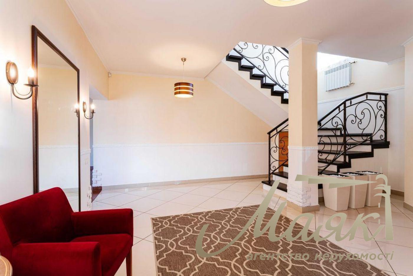 Продажа просторного дома 330м2 с бассейном, 12 соток, рядом озеро и лес в с. Романков.