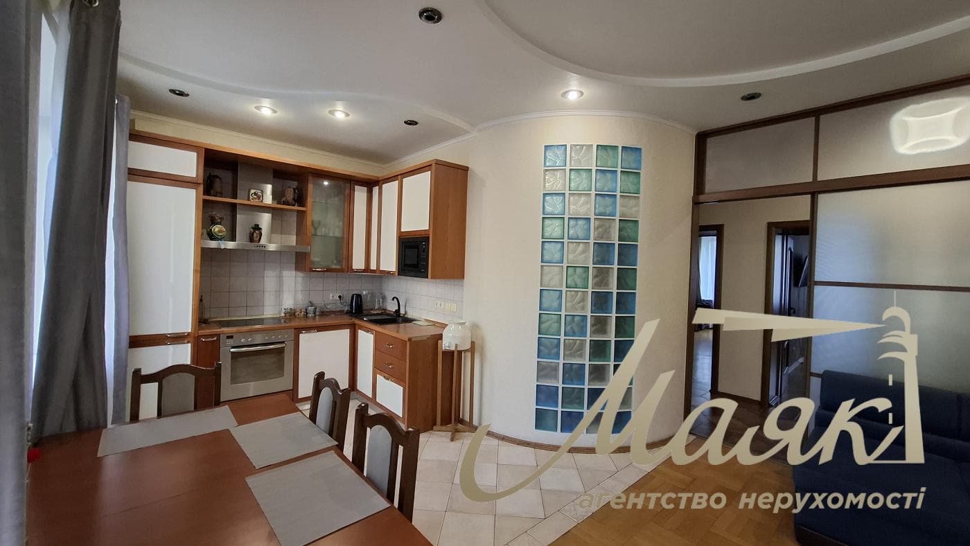 Rent a renovated 3-bedroom apartment in Kyiv, Right Bank, Solomyanskyi District, 40 Lypkivskoho St., Vokzalna Metro Station