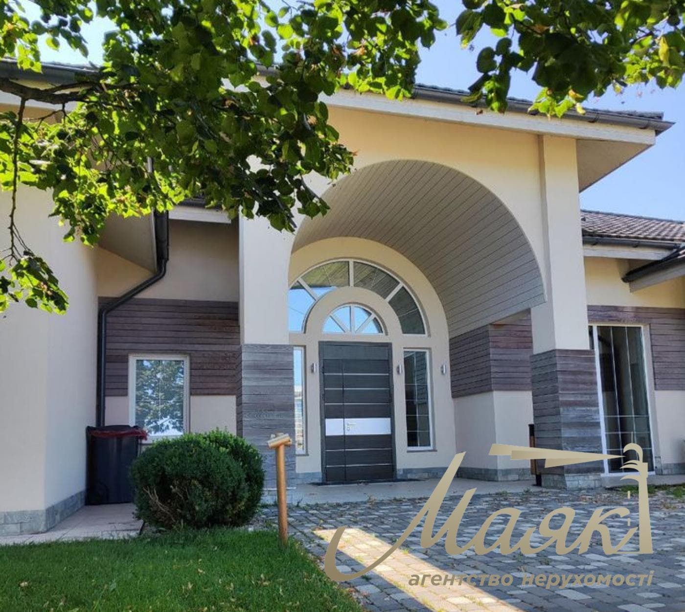 Продаж будинку з басейном 587м2 у с.Ходосівка, Новообухівський напрямок, Київська область.