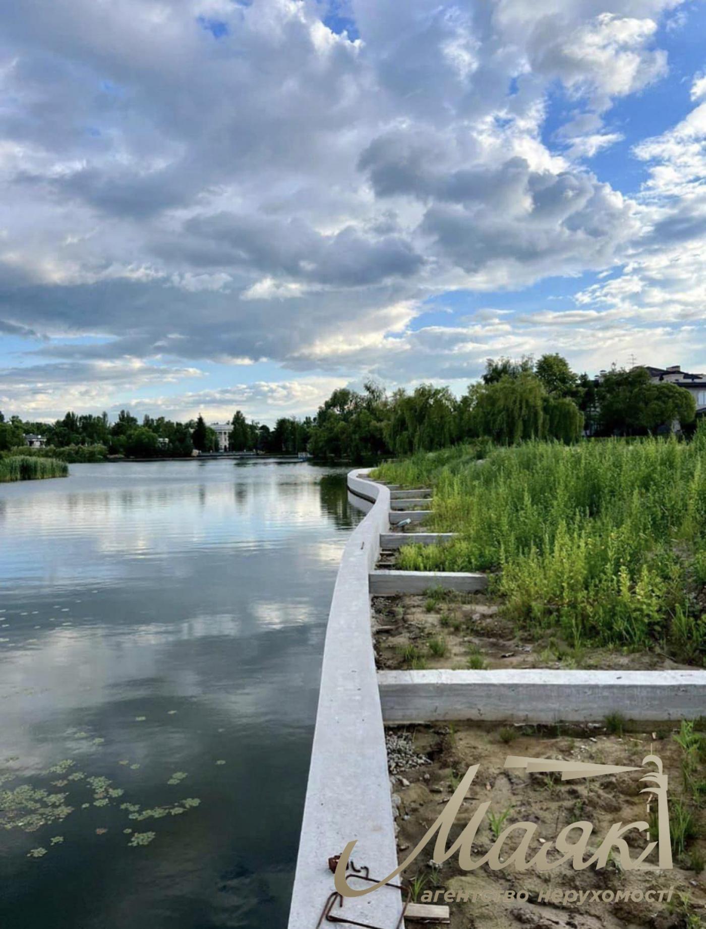 Sale of land with access to water in the town on the Dam. Kozin